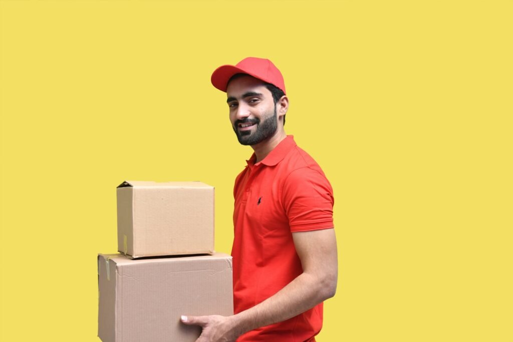 Historia MSG Valencia a man holding a box